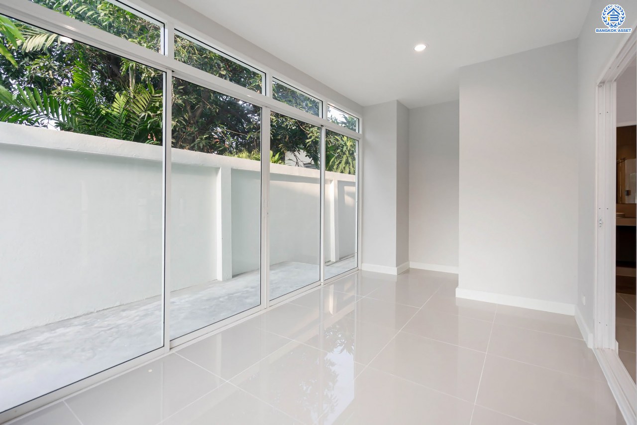 บ้านมือสองตกแต่งใหม่ โครงการ รัชชา2 บางใหญ่ เนื้อที่ 60 ตร.ว. ฟังก์ชัน 3 ห้องนอน 3 ห้องน้ำ 1 ห้องอเนกประสงค์ จอดรถได้ 2 คัน บนทำเลใกล้ถนนใหญ่เพียง 100 เมตร เชื่อมต่อถ.กาญจนาภิเษก ใกล้เซ็นทรัลเวสต์เกต ทางด่วน "ศรีรัช" และรถไฟฟ้าสายสีม่วง "สถานีสามแยกบางใหญ่"